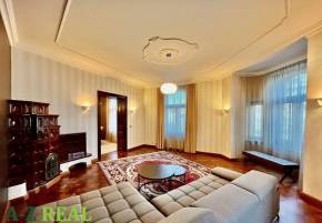  Reprezentatívny 3,5 izbový byt s vysokými stropmi v Starom Meste