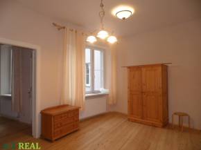  Prenájom 2 izb. zariadeného bytu na Sládkovičovej ulici 