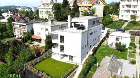  Luxusný 3-podlažný byt vo vile s krbom a výťahom a záhradou.